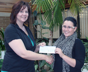 Makaela Paynter receiving the NLC
Foundation Award of Excellence from
Fort St. John Campus Administrator Kathy
Handley. 