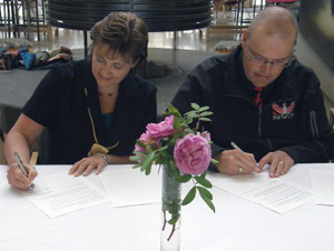 NLC president Laurie Rancourt and NVIT
president Ken Tourand signing the
memorandum of understanding.  